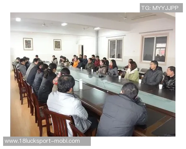 拉拉维亚分享球队会议积极氛围强调团结与建设性沟通的重要性